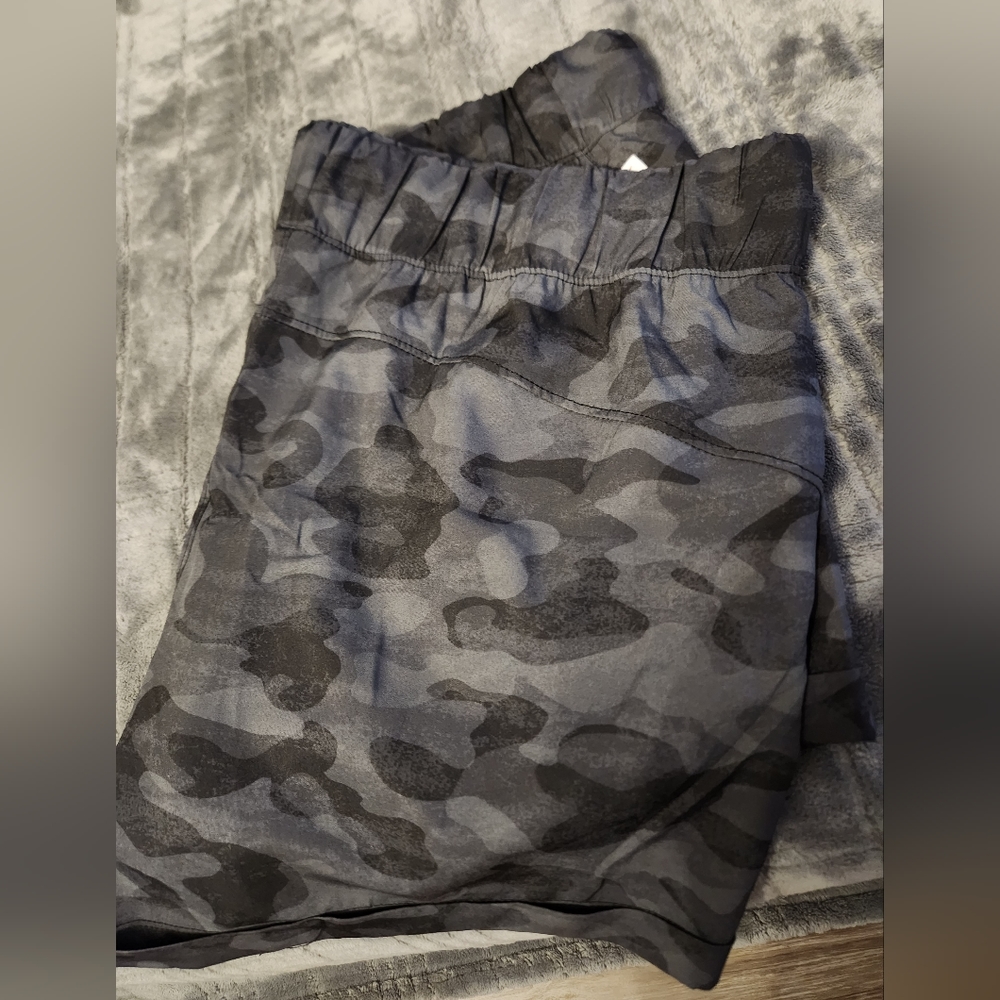 Shorts - Picture 2 of 3